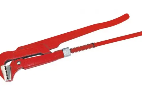 Czerwony klucz nastawny, przypominający zarówno klucz angielski, jak i szwedzki, z ząbkowanymi szczękami i regulowanym mechanizmem.