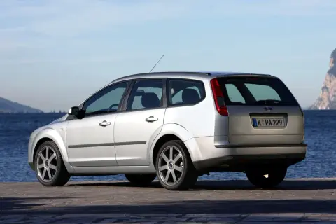 Srebrny Ford Focus MK2 1.6 benzyna na tle błękitnego nieba i morza.