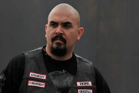 Noel Gugliemi w kamizelce z naszywkami "Anarchy", "V President", "Hope", "Original".