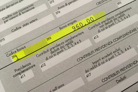 Dettaglio del modello CUD con bonus erogato di 960,00 evidenziato.
