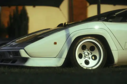 Białe, szybkie auta sportowe Lamborghini Countach na trawie. Ikona motoryzacji z lat 80.