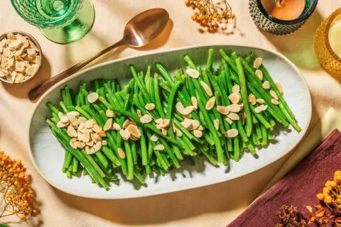 Une belle recette haricot vert, servis dans un plat ovale, parsemés d'amandes effilées. Une touche de couleur et de saveur pour votre table.