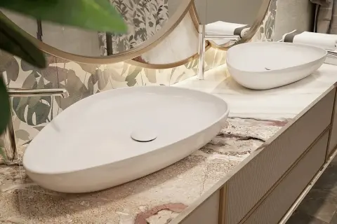Elegancka łazienka z dwiema owalnymi umywalkami z konglomeratu. Zastanawiasz się nad umywalka z konglomeratu wady i zalety?