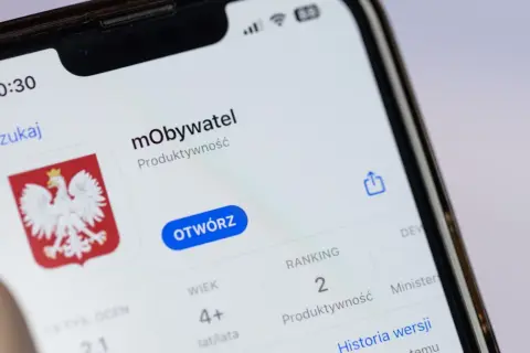 Ekran telefonu z aplikacją mObywatel. Widoczny jest herb Polski i przycisk "Otwórz". To idealny moment na mobywatel aktualizacja.