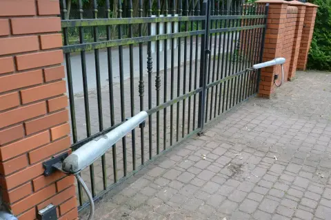 Ile prądu zużywa brama wjazdowa? Sprawdź, ile możesz zaoszczędzić