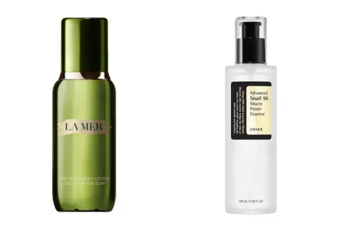 Due flaconi di skincare mattina: una lozione La Mer verde e un'essenza COSRX con bava di lumaca.
