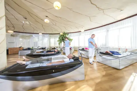 Ośrodki rehabilitacyjne nad morzem oferują relaks na specjalnych łóżkach. Terapeuci czuwają nad pacjentami.