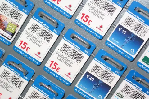 Handyaufladekarten von Vodafone und O2. Diese Prepaid-Karten sind eine einfache Möglichkeit, Guthaben aufzuladen.