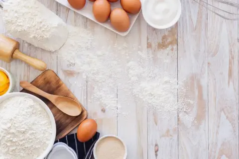 Zutaten für ei ersatz backen: Mehl, Eier, Butter, Zucker und Hefe liegen bereit.