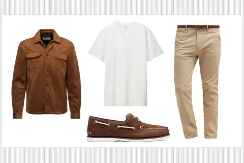 Giacca scamosciata marrone, t-shirt bianca, pantaloni beige e mocassini marroni: un outfit casual chic per sapere come abbinare le Timberland uomo.