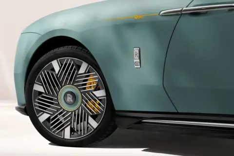 Detale Rolls-Royce: turkusowe nadwozie, unikalne felgi, żółte zaciski hamulcowe i złoty pasek.