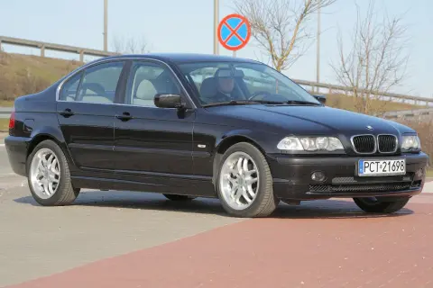 Czarne BMW E46 po lifcie, idealne do wyboru żarówki.