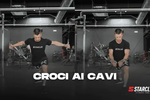 Uomo in palestra esegue croci ai cavi per allenare il petto. Movimento fluido e concentrato.