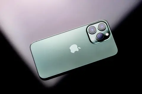 Zielony iPhone z potrójnym aparatem. Dowiedz się, jak przyspieszyć iPhone, by działał jak nowy.