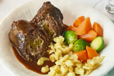 Rinderrouladen mit Spätzle und Gemüse, ein Klassiker der Hausmannskost, der perfekt zum Kochen auf Holzherd Rezepte passt.