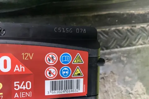 Na akumulatorze widoczny kod C515G 078, który może oznaczać datę produkcji akumulatora.