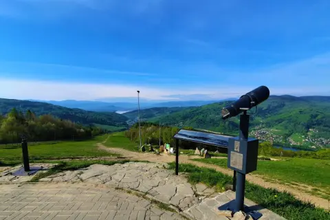 Widok z góry Żar, ile się wchodzi, tyle piękna. Lornetka czeka na odkrycie krajobrazu.