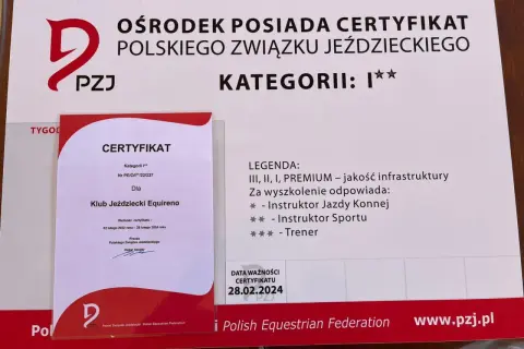 Certyfikat dla Klubu Jeździeckiego Equireno od Polskiego Związku Jeździeckiego, potwierdzający kategorię I** i wysoką jakość infrastruktury.