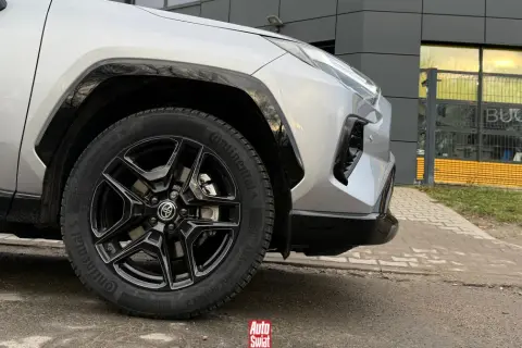 Szare auto z czarnymi felgami i oponami Continental. Czy lepsze opony na przód czy tył? To pytanie, na które odpowiedź znajdziesz w naszym artykule.
