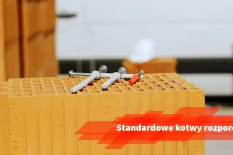 Jakie kołki do porothermu? Na pustaku leżą kotwy rozporowe, idealne do mocowania w porowatej ceramice.
