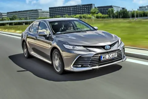Toyota Camry Hybrid: Ile pali? Realne spalanie i nowa generacja