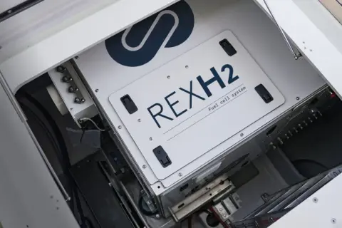 Système de pile à combustible REXH2, un générateur hydrogène innovant installé dans un compartiment de bateau.