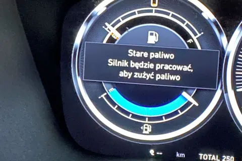 Wyświetlacz samochodu pokazuje komunikat "Stare paliwo. Silnik będzie pracować, aby zużyć paliwo".
