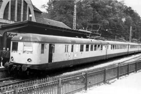 Pociąg na stacji, być może w Karpaczu, czeka na pasażerów. Sprawdź karpacz-jelenia góra rozkład jazdy.