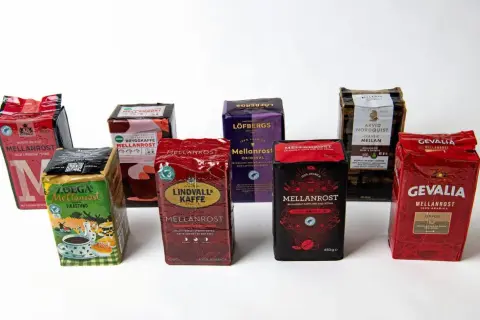 En samling av olika sorters test bryggkaffe, inklusive Gevalia, Löfbergs och Zoégas, redo att avnjutas.