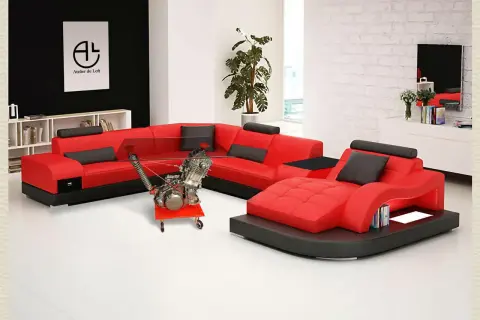 Salon moderne avec canapé rouge et noir, table basse originale intégrant un moteur de moto. Une déco table moto unique pour les passionnés.