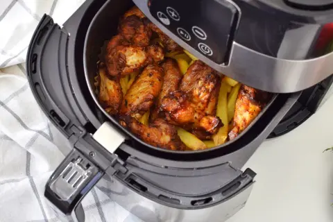 Skrzydełka kurczaka i frytki w air fryerze. Zastanawiasz się air fryer co to? To urządzenie, które przygotuje pyszne i chrupiące dania.