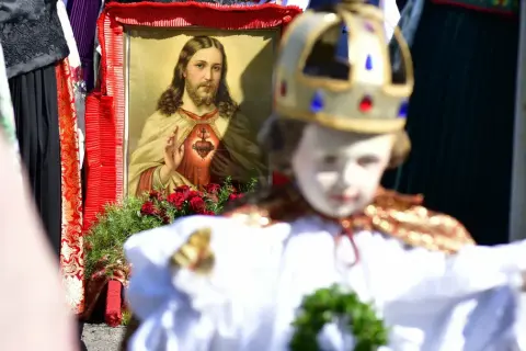 Obrazek z Jezusem i figurką Dzieciątka Jezus. W Boże Ciało się pracuje, ale też świętuje.