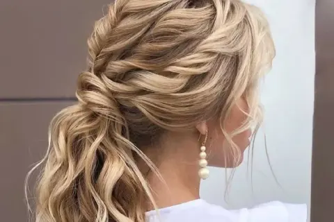 Peinado de novia con trenzas y ondas sueltas, ideal para bodas de ensueño.