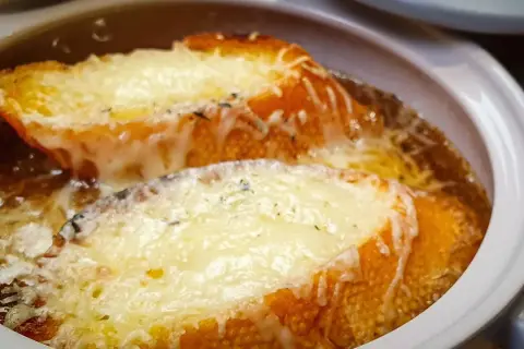 Jakie przyprawy do zupy cebulowej, które wydobędą jej wyjątkowy smak?