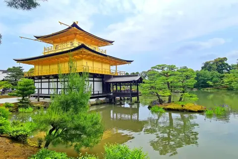 Pabellón Dorado reflejado en el estanque, un sueño de mi viaje de 15 días a Japón.