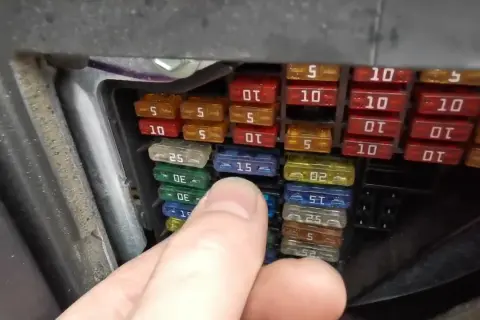 Gdzie znajduje się bezpiecznik gniazda zapalniczki Audi A6 C6? Oto odpowiedź