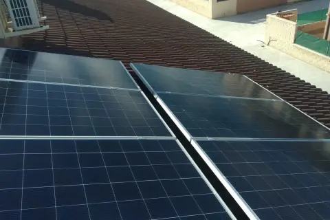 Paneles solares en tejado de tejas marrones. La instalación busca la mejor solución para evitar sombras y maximizar la captación solar.