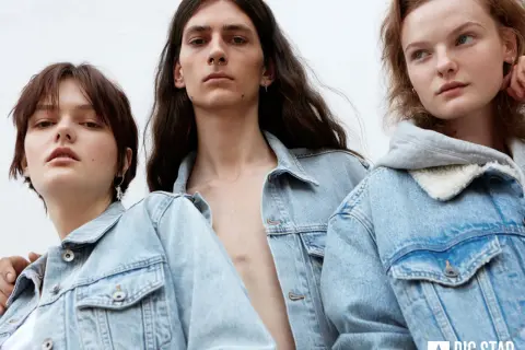 Trzy młode osoby w jeansowych kurtkach. To reklama marki Big Star, która słynie z modnych ubrań.