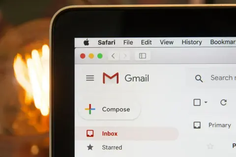 Ekran komputera z otwartą pocztą Gmail. Czy można zmienić nazwę Gmail? Widok skrzynki odbiorczej.