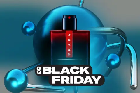 Prada Luna Rossa Ocean 100ml w czerwonej butelce, otoczony niebieskimi kulami i metalowymi elementami, na tle z napisem Black Friday.