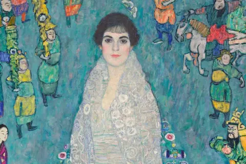 Portret kobiety w koronkowej szali, otoczonej postaciami z barwnego orszaku. Jedno z dzieł Gustava Klimta.