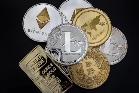 Złota sztabka Credit Suisse i monety kryptowalutowe (Bitcoin, Ethereum, Litecoin, Ripple) - czy warto inwestować w złoto i cyfrowe aktywa?