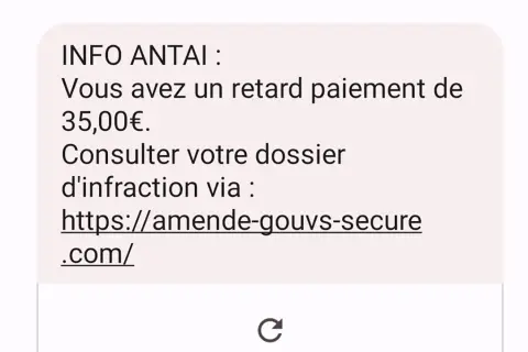 Faux avis de contravention stationnement : un SMS alerte d'un retard de paiement de 35€, invitant à consulter un dossier d'infraction via un lien suspect.