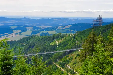 Widok na Sky Bridge 721, który zachwyca. Wspaniałe opinie potwierdzają jego unikalność i piękno krajobrazu.