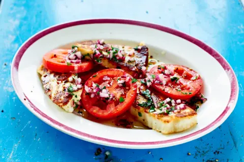 Grillad halloumi med tomat och rödlök, ett enkelt och gott halloumi recept.