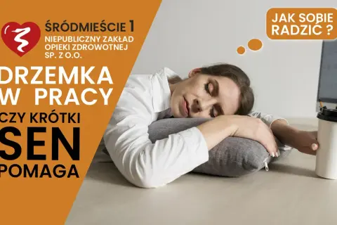 Zmęczona pracownica śpi na poduszce przy biurku. Czy drzemka w pracy pomaga? Obraz nawiązuje do światowego dnia snu.