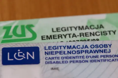 Legitymacja osoby niepełnosprawnej i emeryta-rencisty ZUS. Dokumenty te potwierdzają znaczny stopień niepełnosprawności i uprawniają do przywilejów.