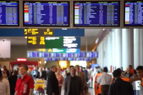 Jak wygląda przesiadka na lotnisku? Kluczowe informacje i porady.