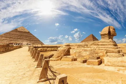 Le Sphinx de Gizeh, gardien des pyramides, veille sur le désert. Un monument emblématique de la mythologie égyptienne.