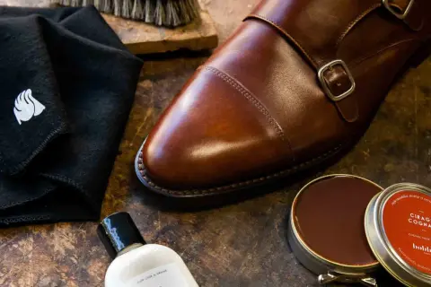 Cirage pour chaussure en cuir marron, avec une brosse, un chiffon et un produit. Attention, un imperméabilisant abîme chaussure s'il est mal utilisé.